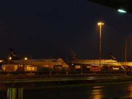 Аэропорт Хельсинки ночью. Самолеты спят.