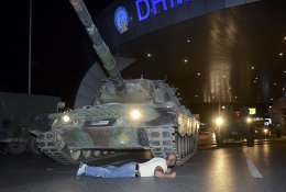 Мужчина бросается под танк мятежников у аэропорта Ататюрк в Стамбуле. Фото: REUTERS