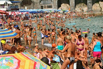Толпы на пляже в Амальфи, Италия