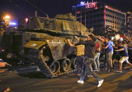 Жители Анкары пытаются помешать танку проехать по улицам. Фото: REUTERS